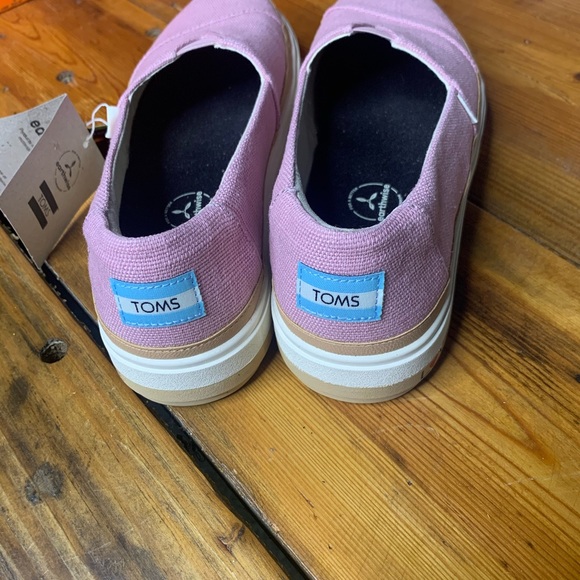 NWT Toms - Picture 4 of 4